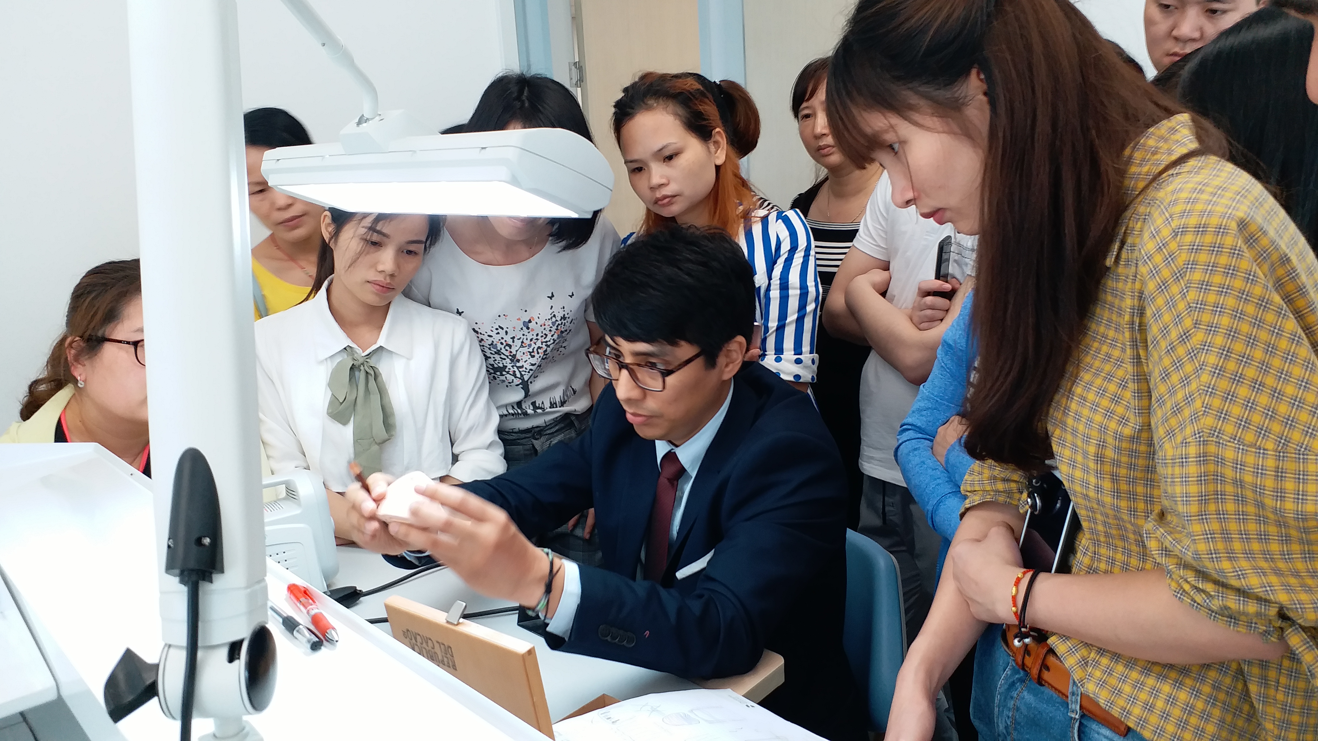 Edwin Zanabria presenting at dental exposition 2