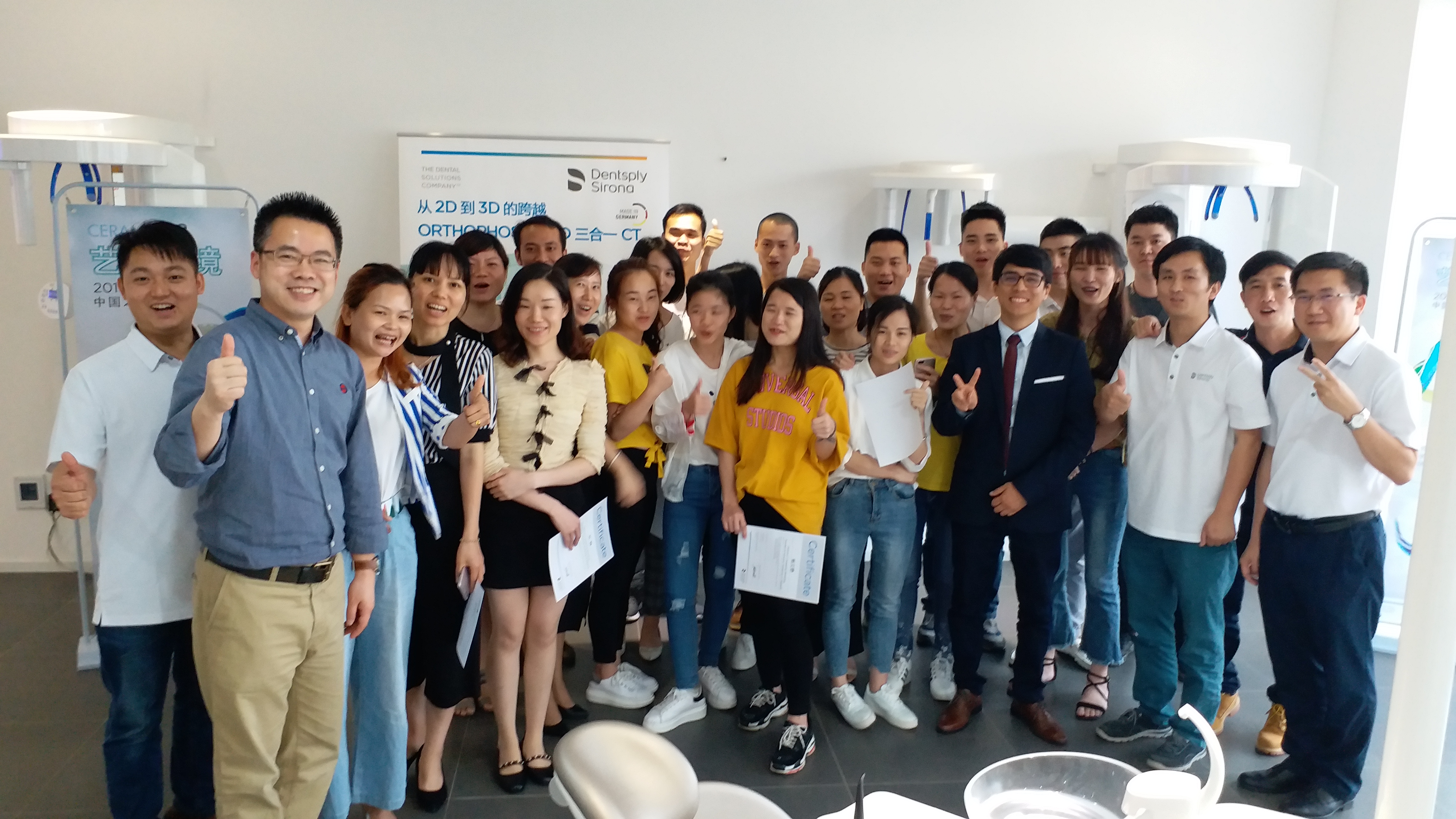 Edwin Zanabria presenting at dental exposition 3