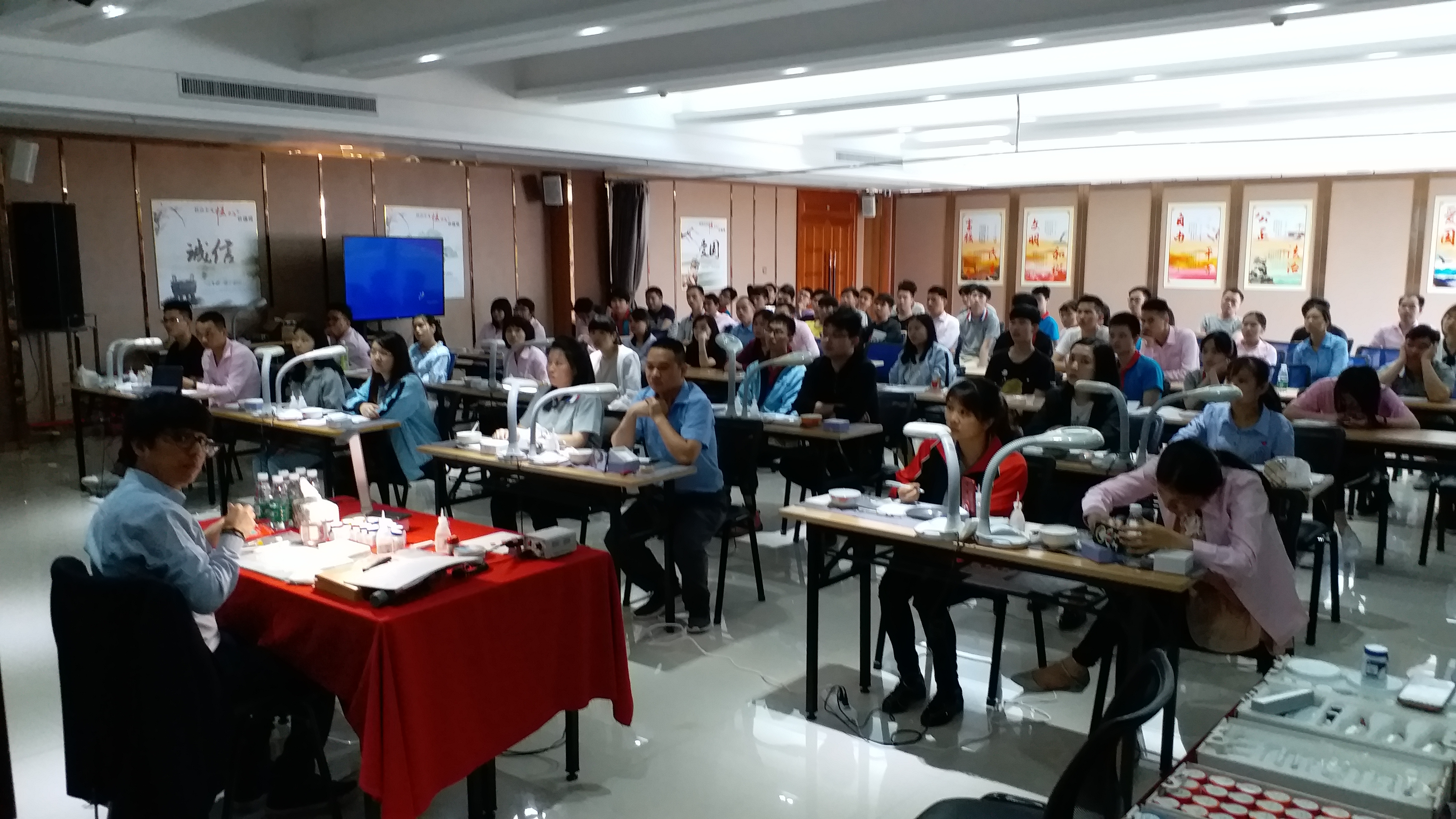 Edwin Zanabria presenting at dental exposition 4