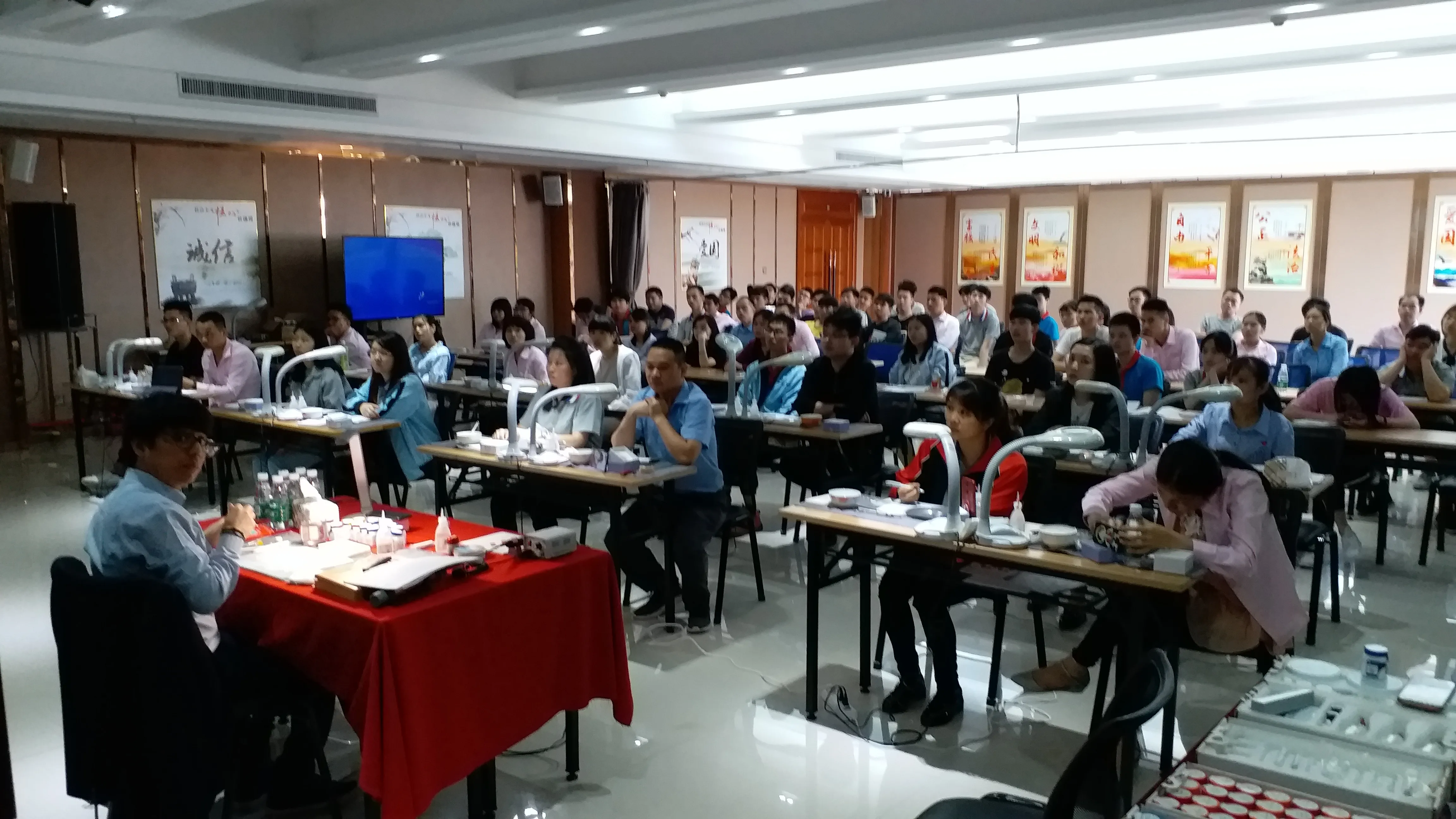 Edwin Zanabria presenting at dental exposition 4