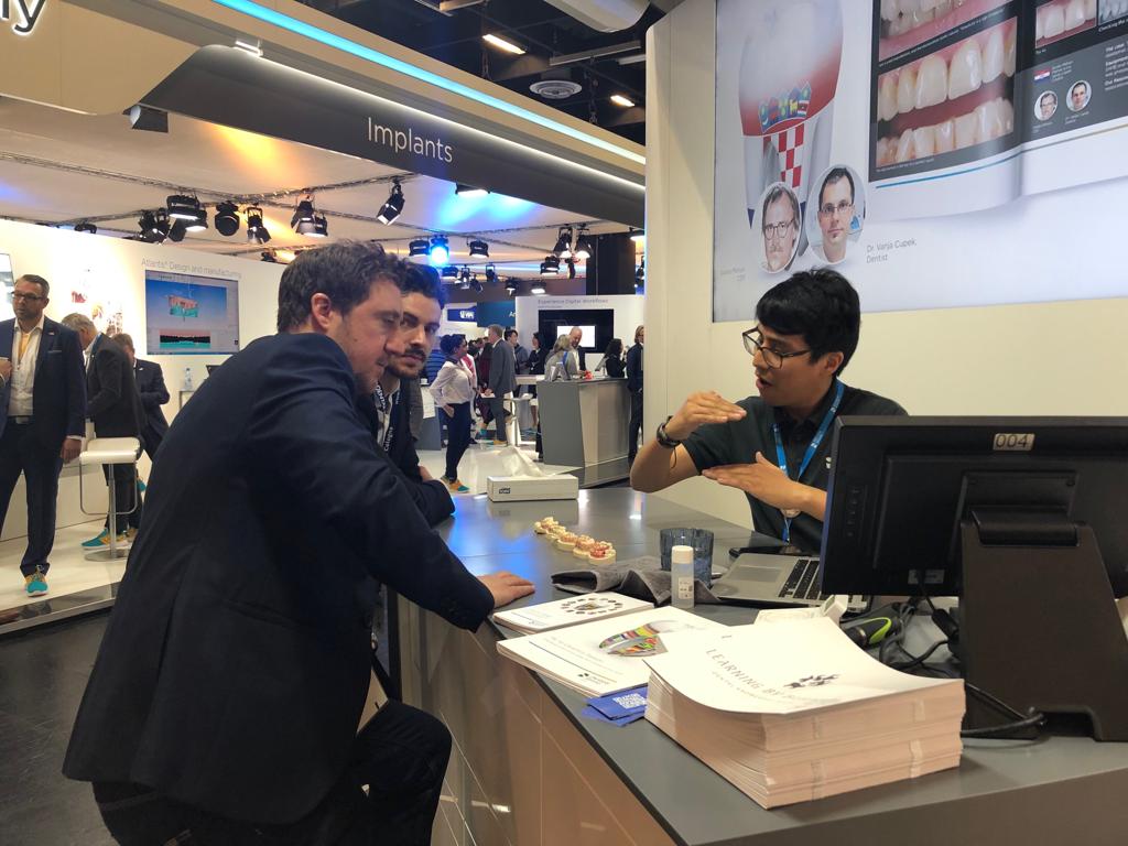 Edwin Zanabria presenting at dental exposition 5