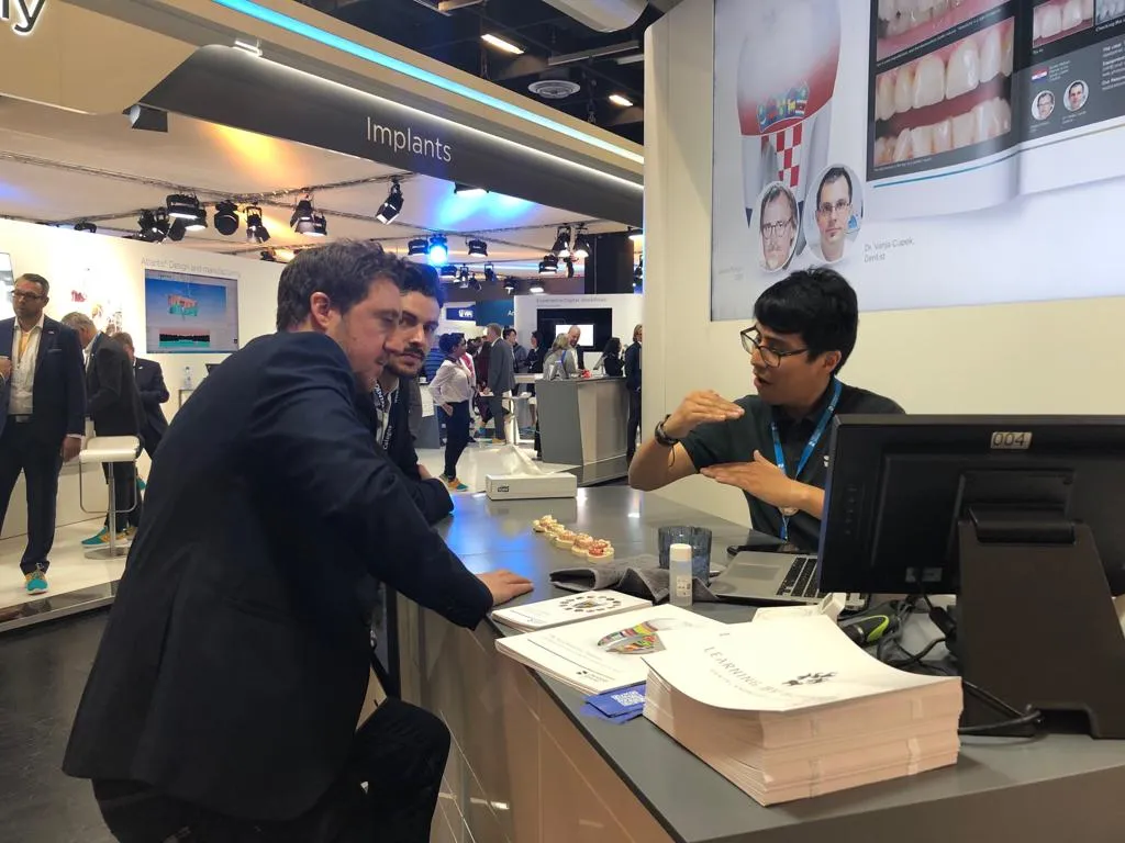 Edwin Zanabria presenting at dental exposition 5