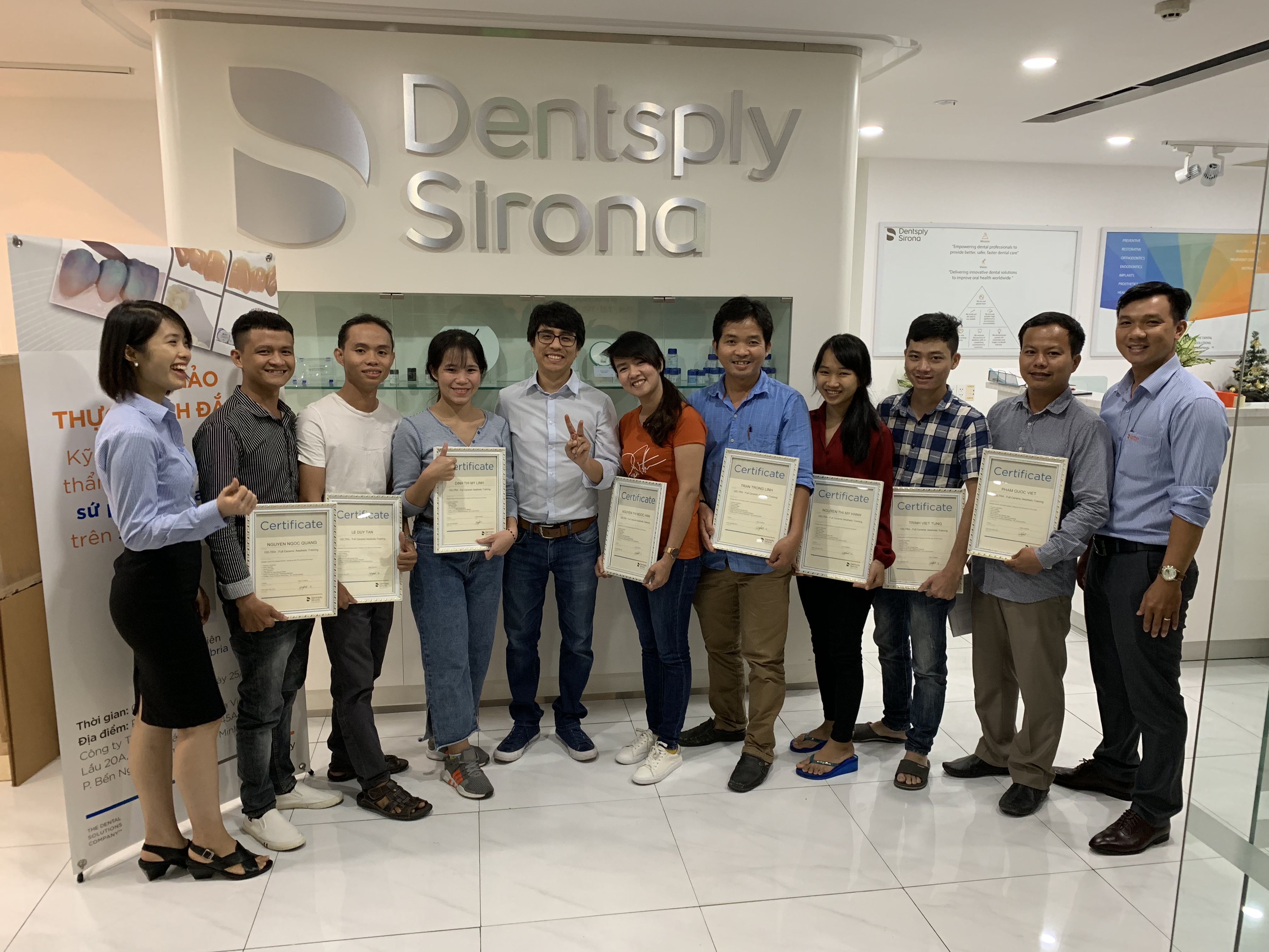 Edwin Zanabria presenting at dental exposition 15