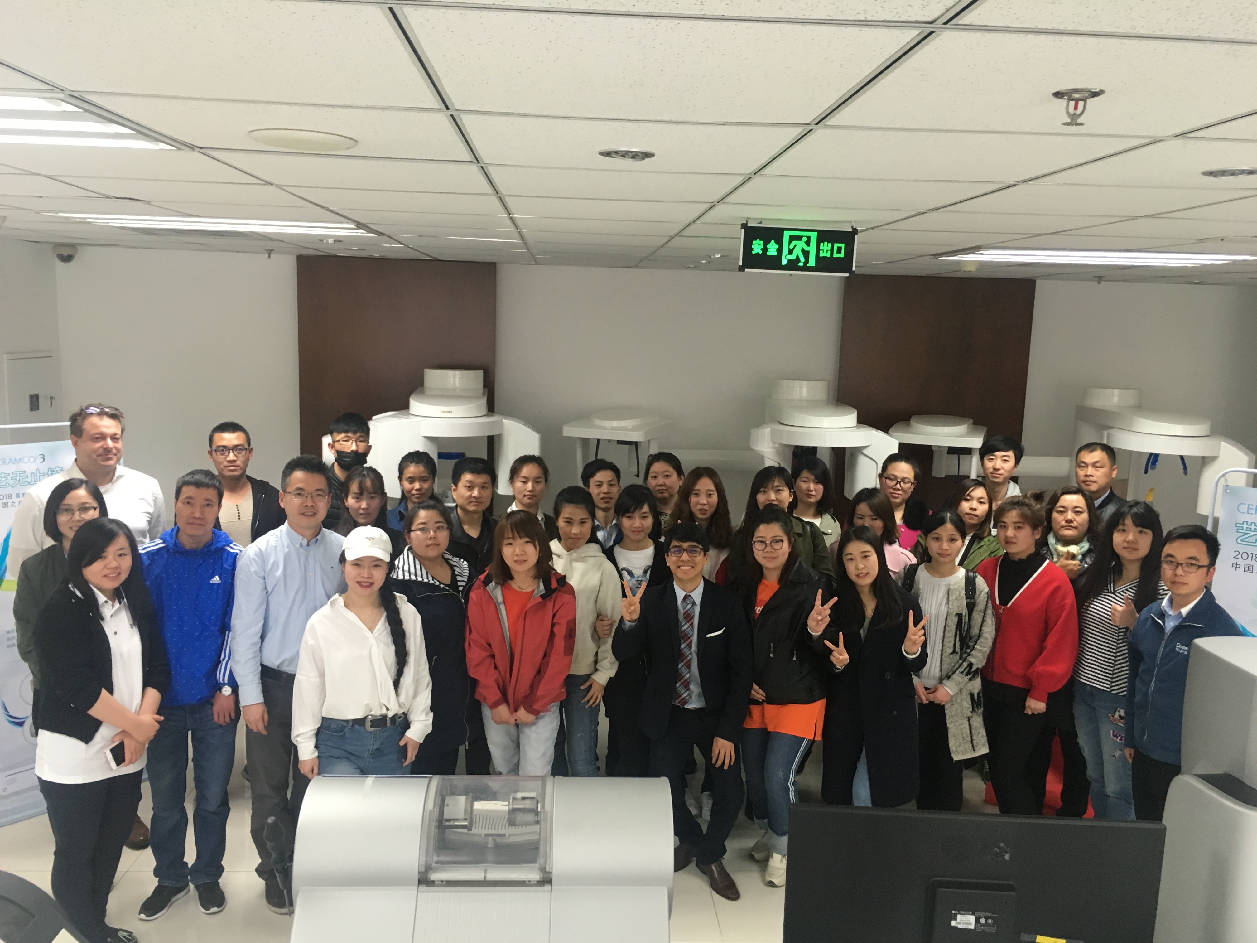 Edwin Zanabria presenting at dental exposition 16