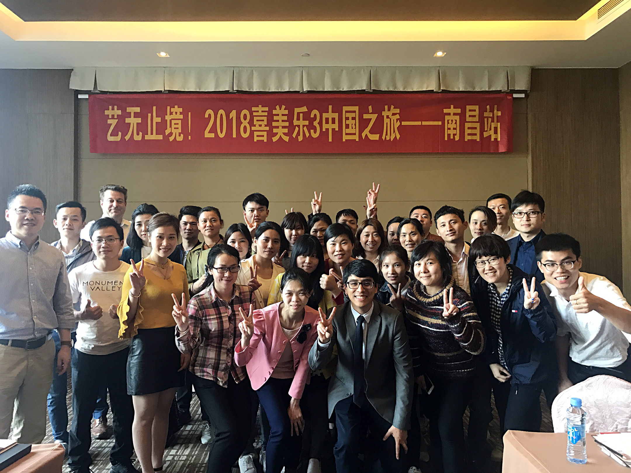 Edwin Zanabria presenting at dental exposition 18