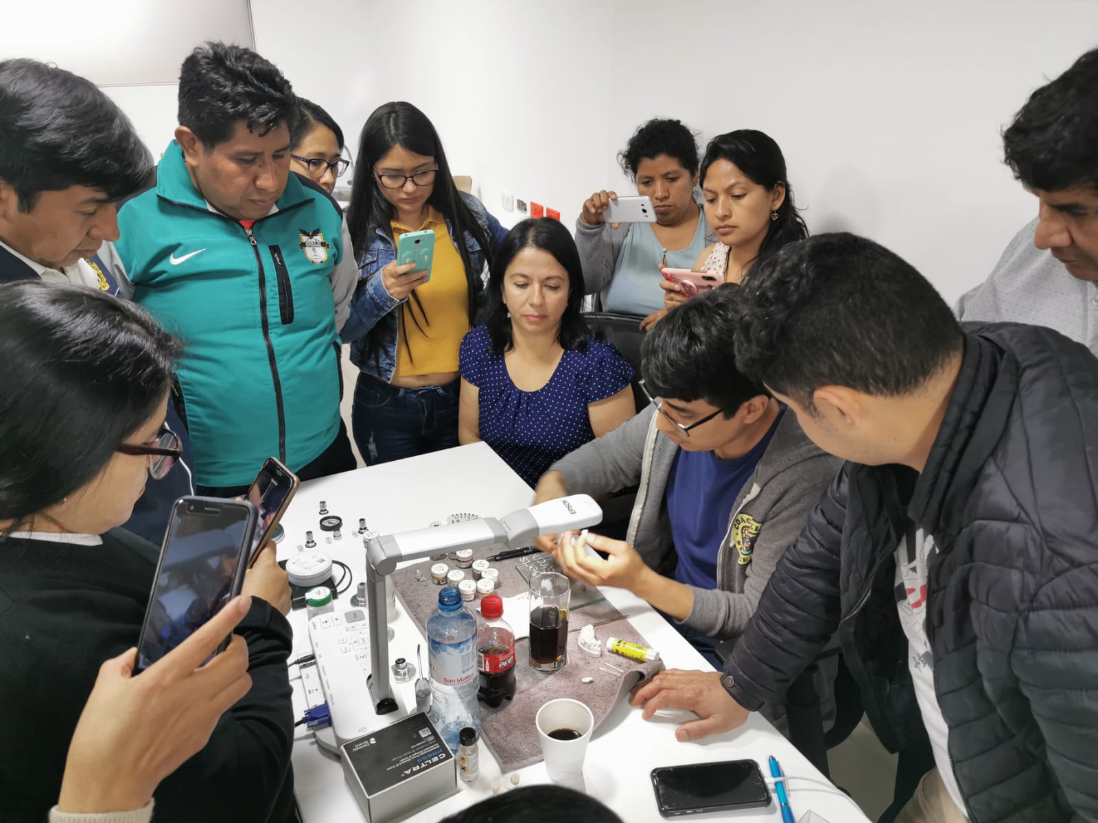 Edwin Zanabria presenting at dental exposition 21